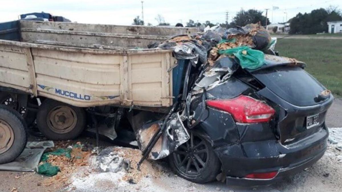 Dos muertos al chocar un auto y un camión en Monte Cristo