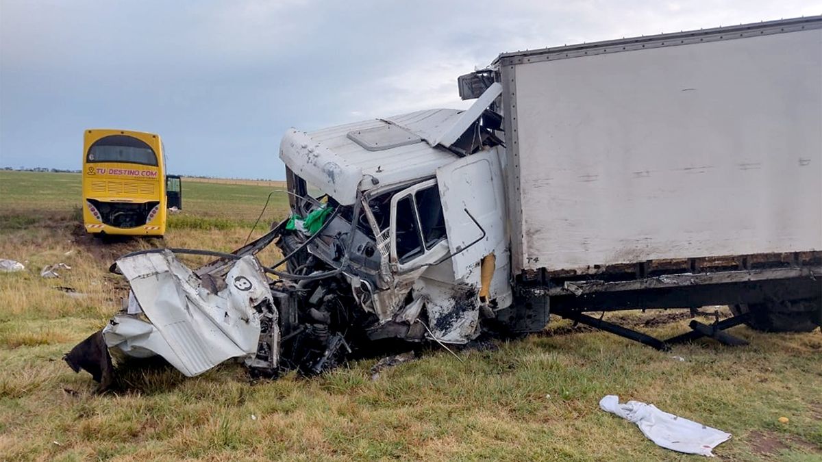 Tres heridos en una colisión entre dos camiones y un micro en la ruta 7