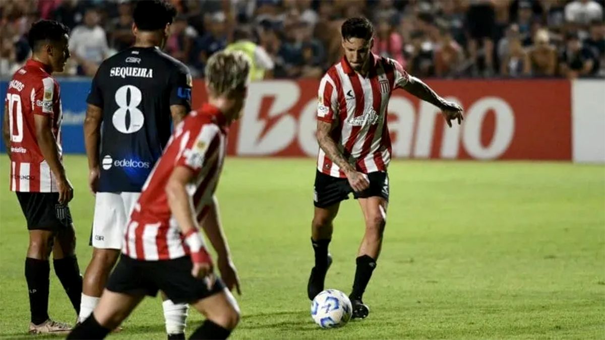 José Sosa, en acción en Independiente Rivadavia vs. Estudiantes
