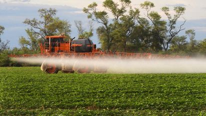 Argentina aplica 580 millones de litros de fitosanitarios por campaña