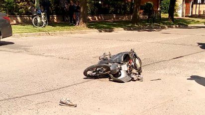 Un joven con lesiones graves al chocar un auto y una moto