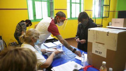 Designarán a 200 mil autoridades de mesa para que puedan vacunarse antes de las PASO