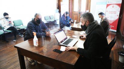 En el primer día de inscripción para vacunarse, se anotaron 100 vecinos