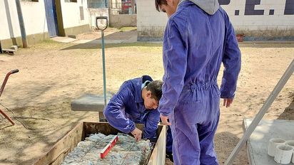 Con plástico molido, alumnos fabrican mobiliario para espacios públicos