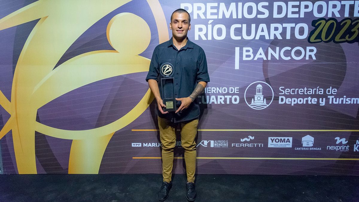 Tobías Pérez con su Premio Deportes Río Cuarto en la terna de Automovilismo