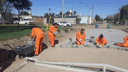 Alejandro: las mujeres adoquinan las calles y construyen el cordón cuneta