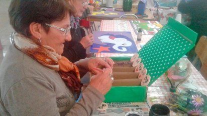 Los abuelos de La Carlota fabrican juguetes para regalar en el Día del Niño