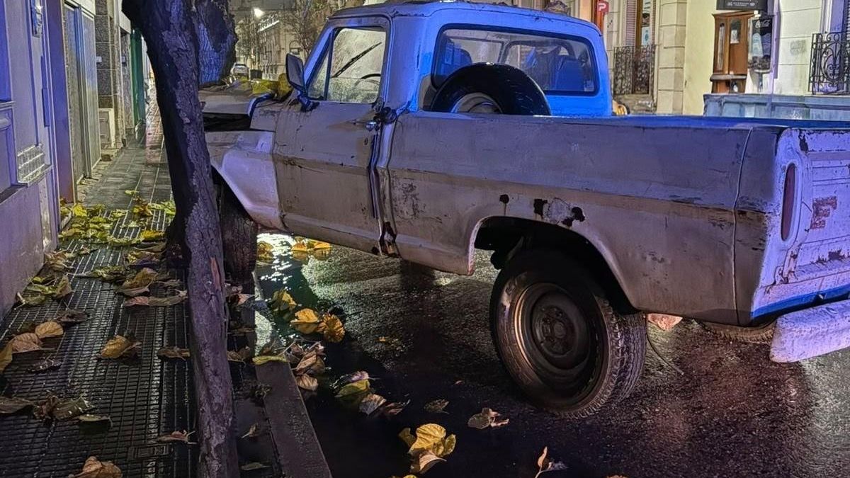 Una camioneta perdió el control y terminó impactando contra un árbol en el centro de la ciudad