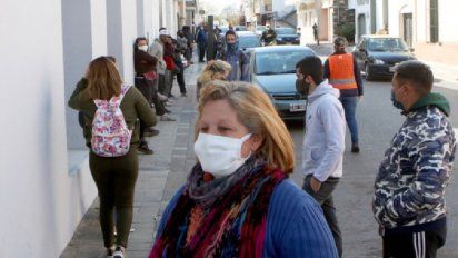 Negocios online y largas colas en bancos, la postal de la nueva Fase 1