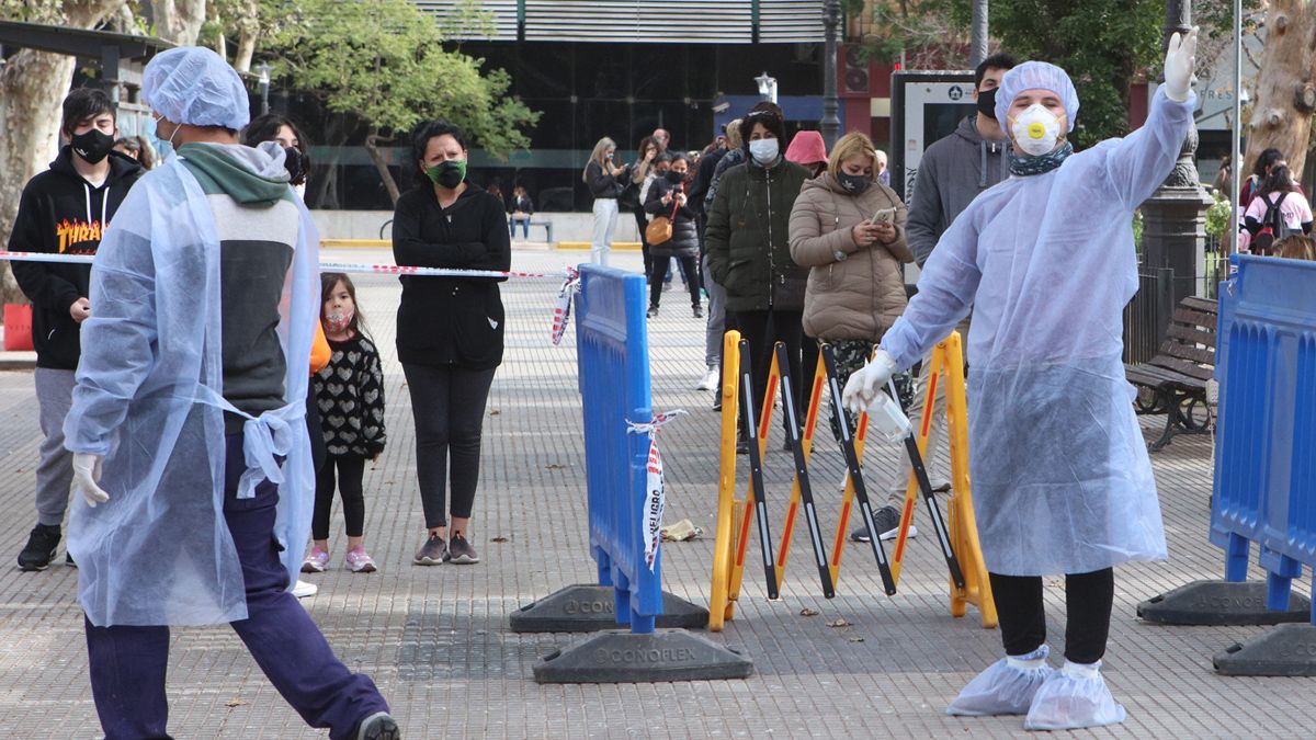 Los voluntarios reciben a los vecinos que acuden a testearse.