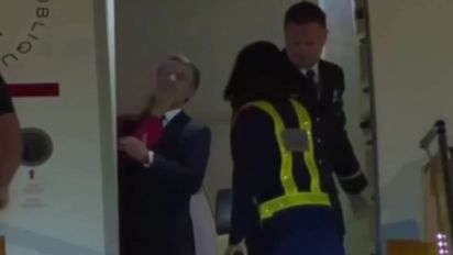 Escándalo en Francia: Macron sufrió una cachetada de parte de su esposa cuando bajaban de un avión