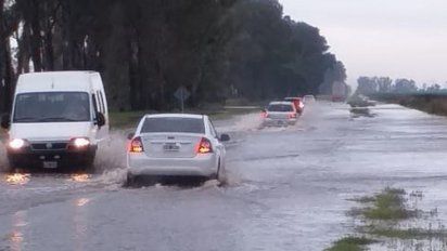 La lluvia agudizó los problemas en los caminos rurales y anegó la ruta 8
