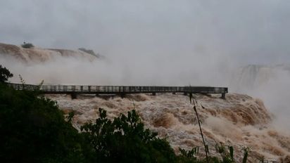 Por crecida en río Iguazú, siguen cerradas las cataratas y hoy habrá una reunión para evaluar daños