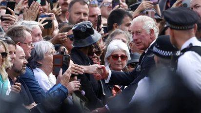 En su primer discurso oficial como rey británico, Carlos III se compromete a servir de por vida