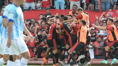 Newell's goleó a Atlético Tucumán y quedó a un punto de la cima de la Zona 1