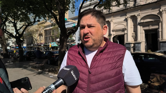 Ernesto Cerdá, secretario general de AGD-UNRC, habló con Puntal durante la vigilia de docentes en Plaza Roca. Ernesto Cerdá, secretario general de AGD-UNRC, habló con Puntal durante la vigilia de docentes en Plaza Roca.