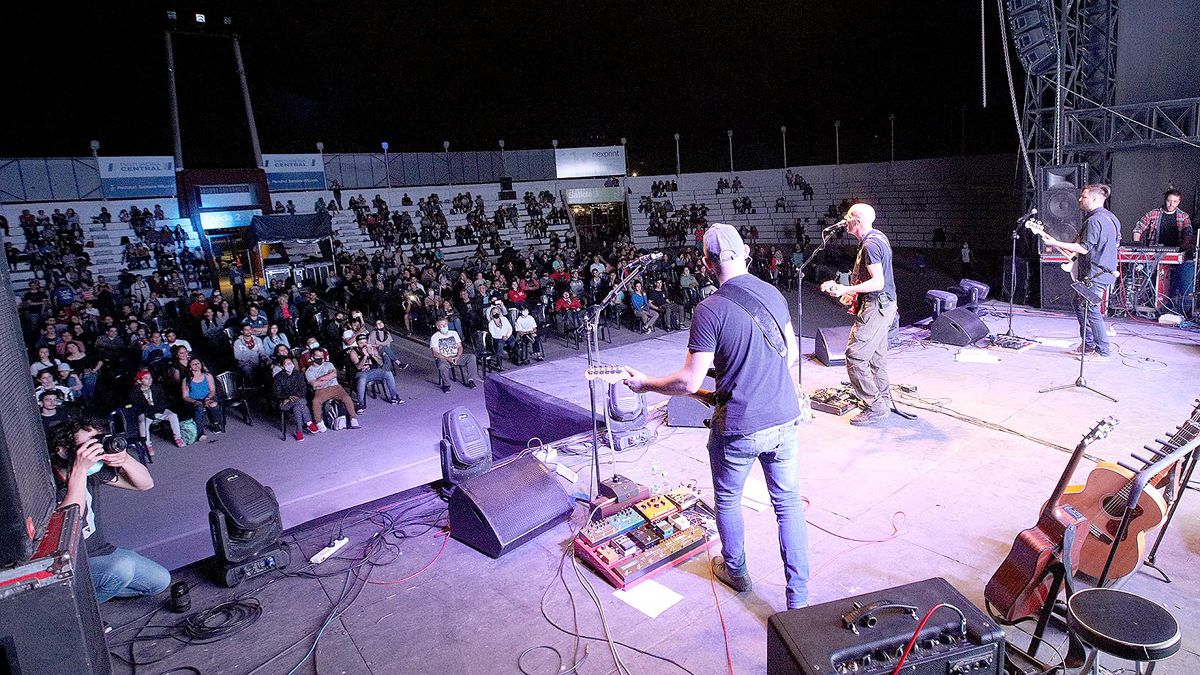 Rock sobre el escenario y público cumpliendo los protocolos correspondientes en el Anfiteatro del Parque Sarmiento.