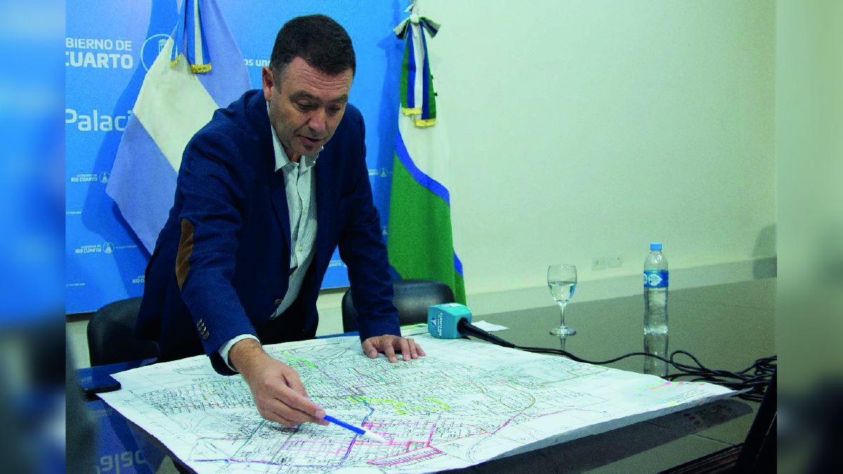 Marcelo Bressan anunció los cambios en el sistema de transporte urbano.