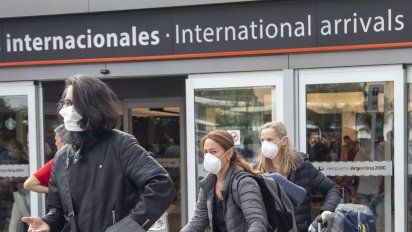 Casi todos los días llegan riocuartenses del exterior, pero son aislados