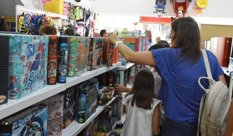 las librerías estaban llenas de personas con listas del nivel primario para comenzar el año escolar.