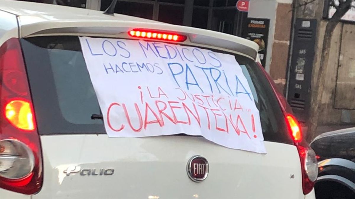 Multitudinaria caravana de los equipos de salud en Río Cuarto tras las imputaciones a colegas