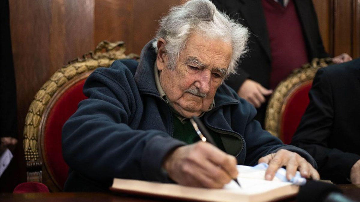 Pepe Mujica recibió el título de Doctor Honoris Causa de la Universidad Nacional de Río Cuarto. El expresidente Uruguayo se sorprendió por la cantidad de autoridades universitarias que viajaron desde nuestra ciudad.