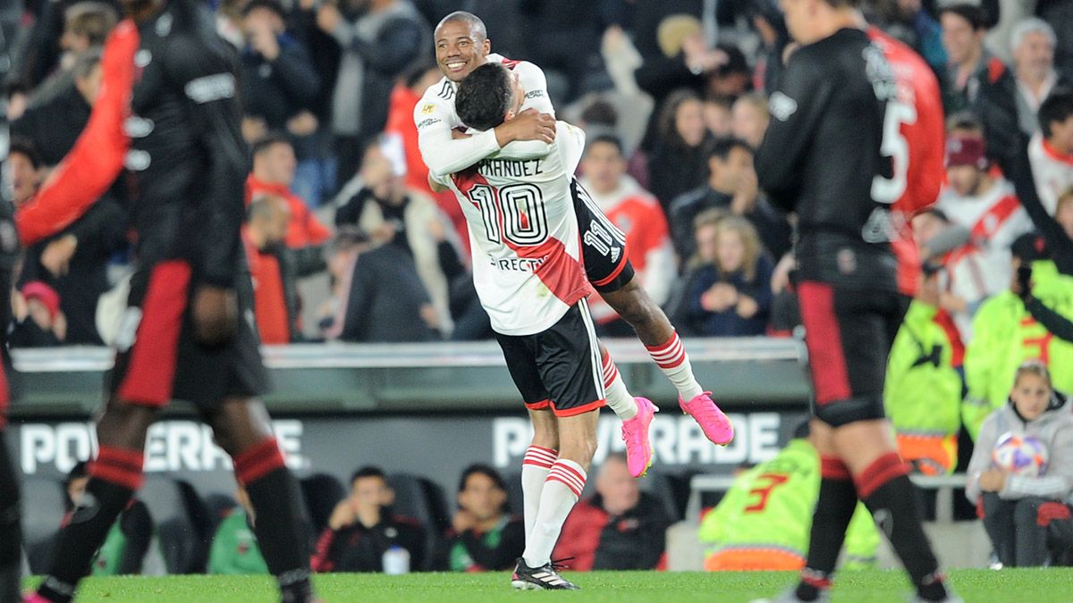 Nicolás De La Cruz festeja su gol a Colón. River ganó 2 a 0 y se acerca al título