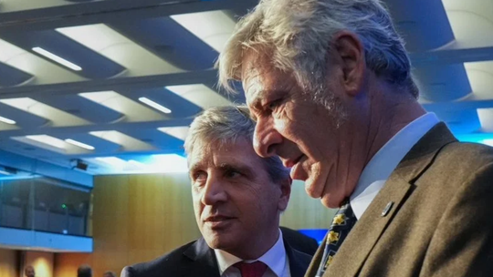 El presidente de la Sociedad Rural Argentina, Nicolás Pino, junto al ministro de Economía, Luis Caputo, en la Argentina Week.