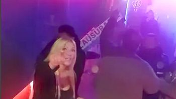 Mientras se colocaba la faja de clausura, la mujer apuntaba a los inspectores.(Imagen de video) Mientras se colocaba la faja de clausura, la mujer apuntaba a los inspectores.(Imagen de video)