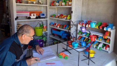 Los artesanos de Holmberg que desafían a la tecnología con sus juguetes de madera