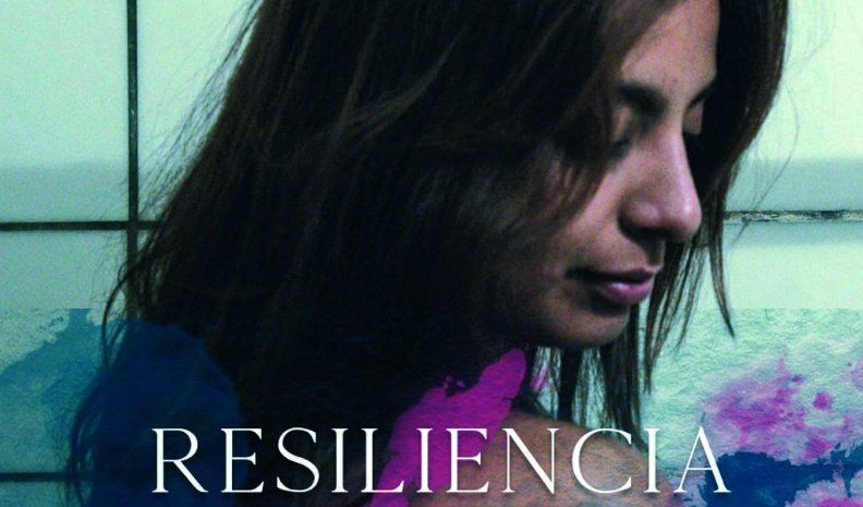 La actriz y periodista Priscila Urzagasti es la protagonista del cortometraje Resiliencia.