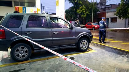 Investigan la muerte de un hombre en una estación de servicio: señalan a la Policía