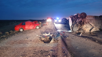 Choque fatal entre un auto y una trafic que trasladaba a un equipo de fútbol infantil