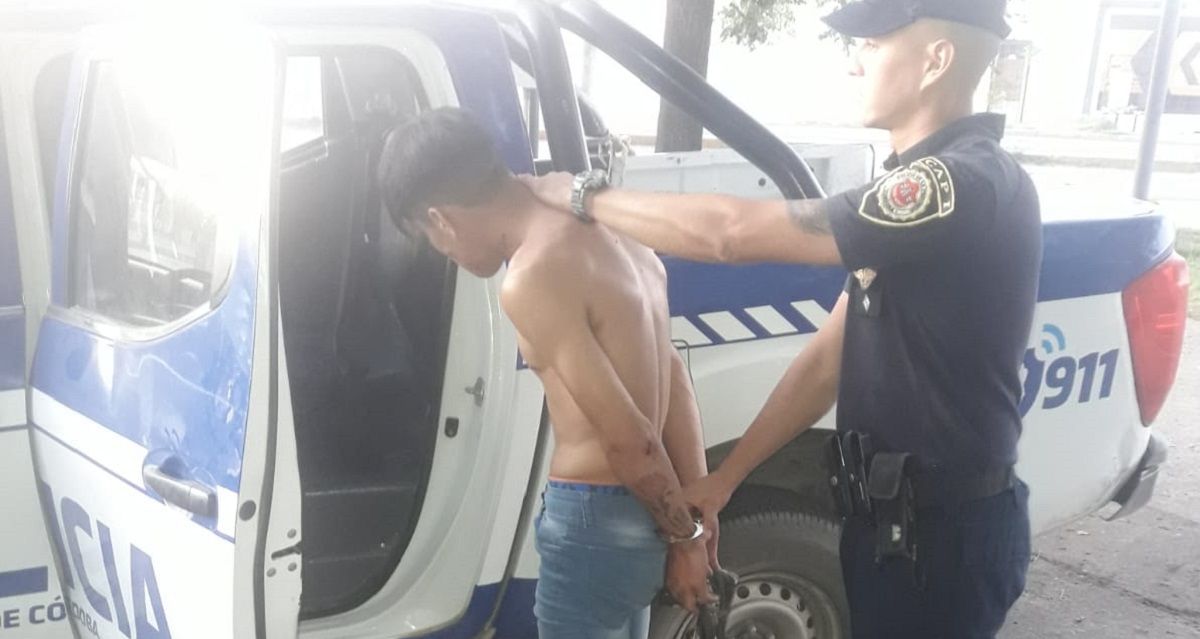 El momento de la detención de un joven que empujó cobardemente a una policía.