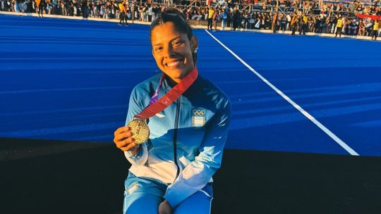La delantera Daiana Pacheco con su medalla dorada lograda en los Juegos Suramericanos con las Leonas