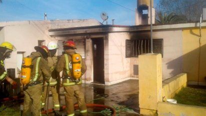 Salvan a una mujer mientras se incendiaba su casa en La Carlota