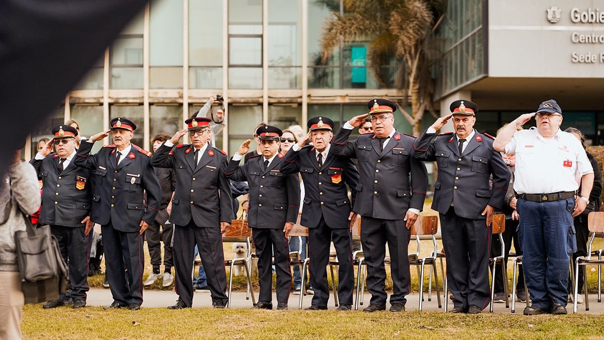 Se llevó a cabo una ceremonia en honor al cuerpo de bomberos local en el parque del Centro Cívico del Bicentenario. Foto: Sociedad de Bomberos Voluntarios de Río Cuarto