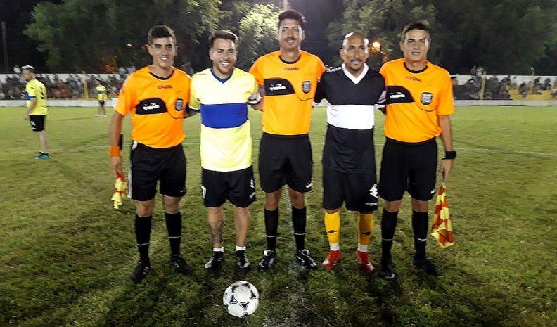 Pasadas las 22 horas de anoche, los equipos integrados por los reconocidos futbolistas salieron a la cancha en medio de la ovación de todos los presentes.