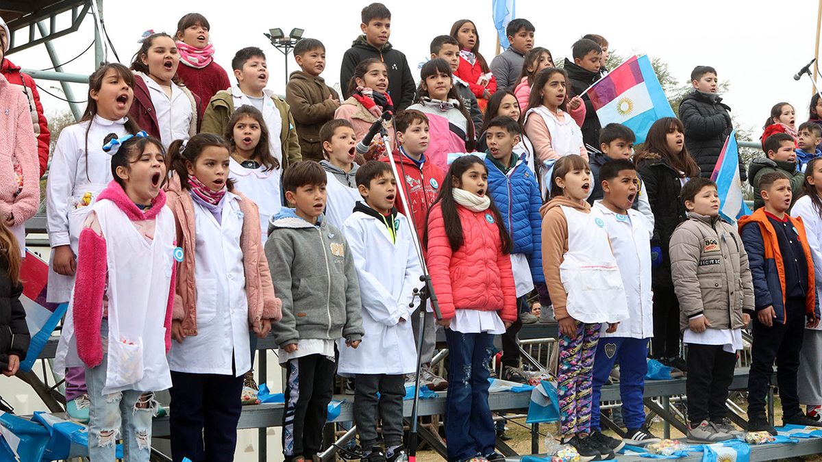 Casi mil alumnos y cadetes juraron lealtad a la bandera en acto central