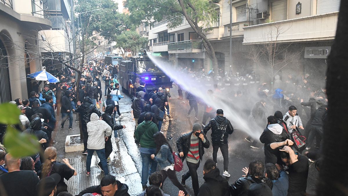 Policías arremeten contra manifestantes.