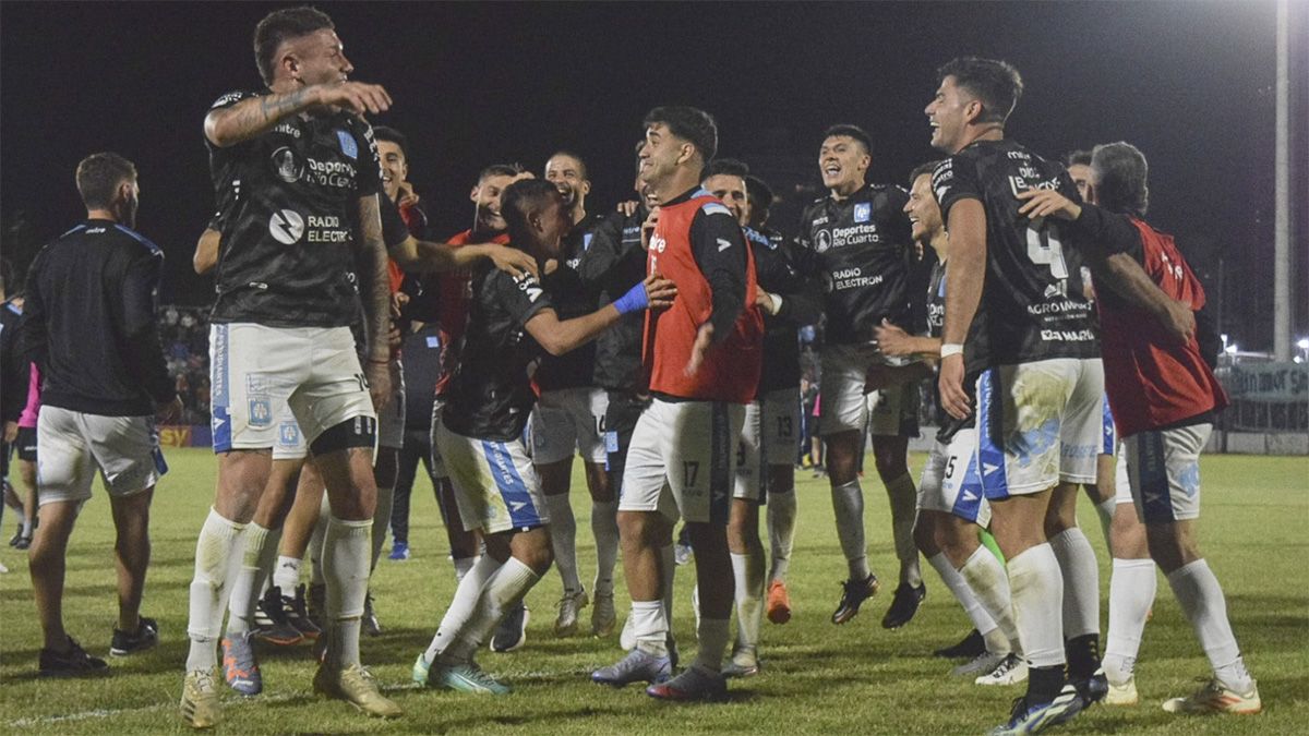Abrazos de clasificación: Estudiantes festeja tras sellar la clasificación a las instancias decisivas del torneo.