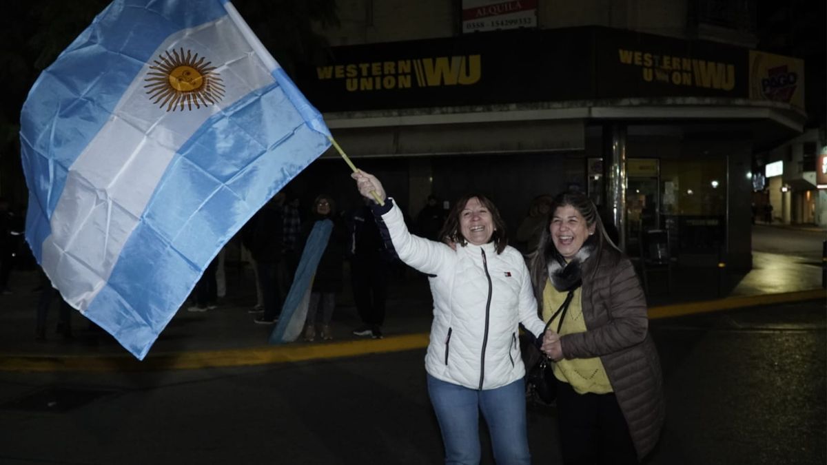 Los festejos en la plaza Roca por el Triunfo de la Selección Argentina en la Copa América. Foto: Andrés Oviedo