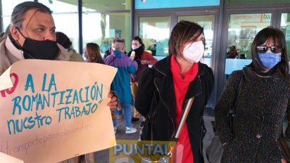 Docentes reclaman falta de colectivos a la región: