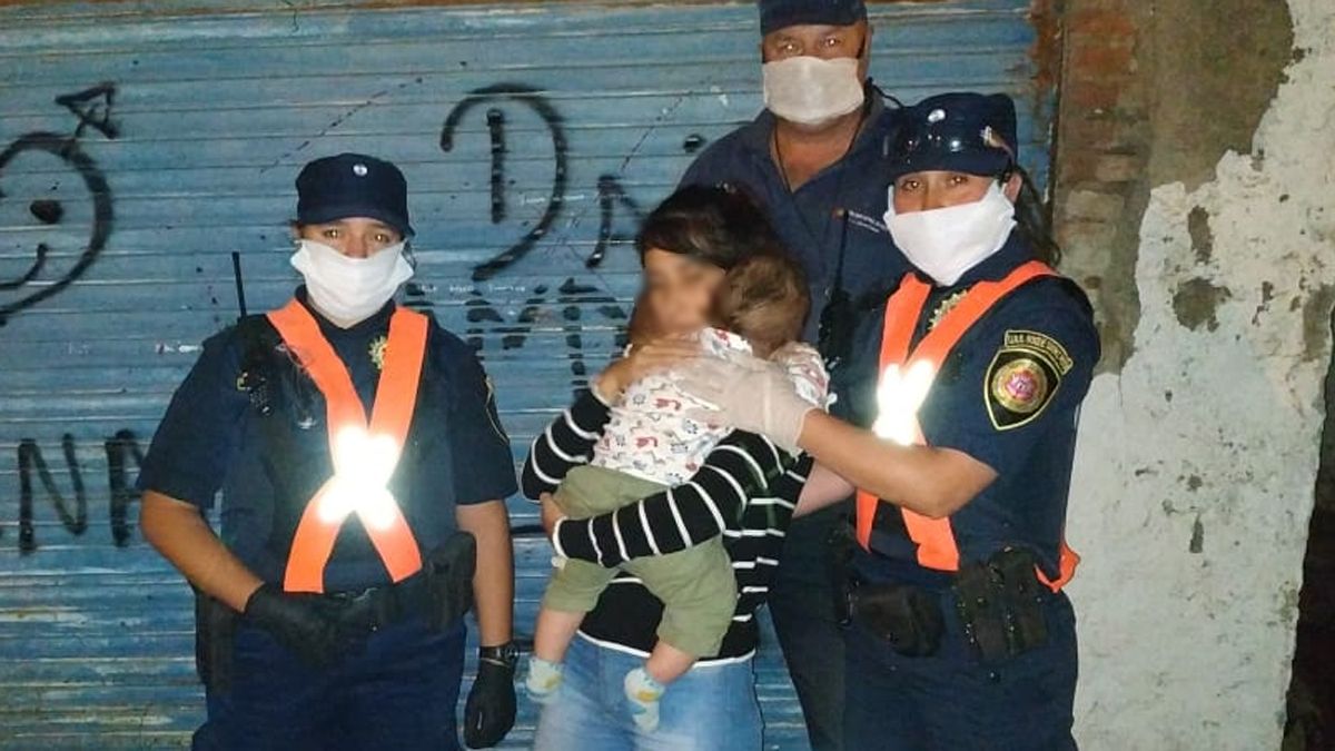 La madre junto al bebé acompañada por efectivos policiales que colaboraron con el procedimiento.