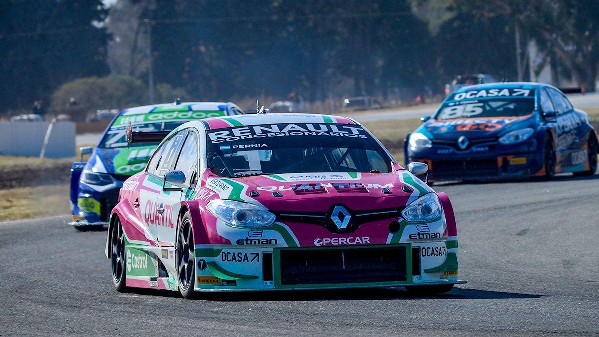 Leonel Pernia seguido de su hermano Mariano y su hijo Tiago, en un pasaje del domingo riocuartense. El campeón se quedó con otro triunfo aumentando su ventaja en el campeonato
