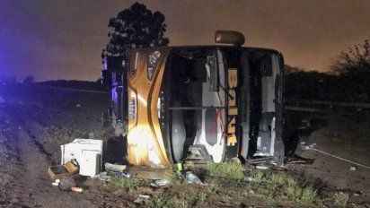 Asciende a 3 las muertes al volcar un micro en San Miguel de Tucumán
