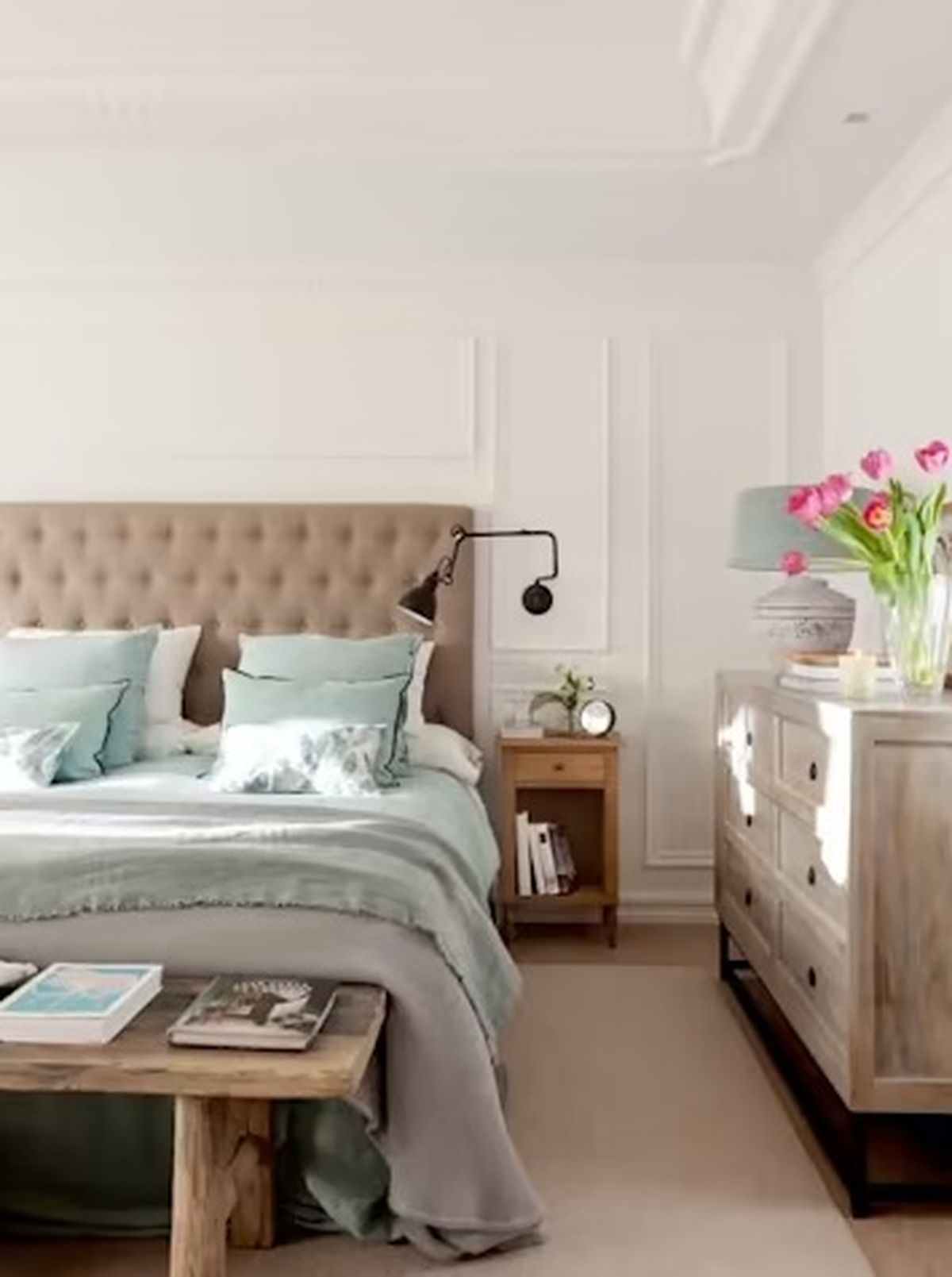 Las alfombras en el dormitorio, hacen la pisada más confortable, aportan calidez  y evitan el frío del suelo al levantarnos - Imagen Pinterest