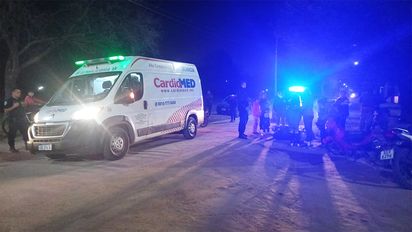 Un adolescente herido leve al chocar en moto contra un auto en el sur de la ciudad
