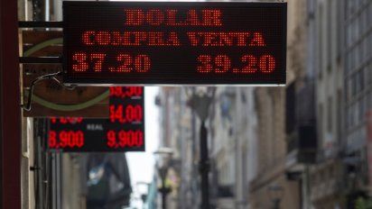 Las acciones bajaron, el dólar subió y el riesgo país volvió a ascender