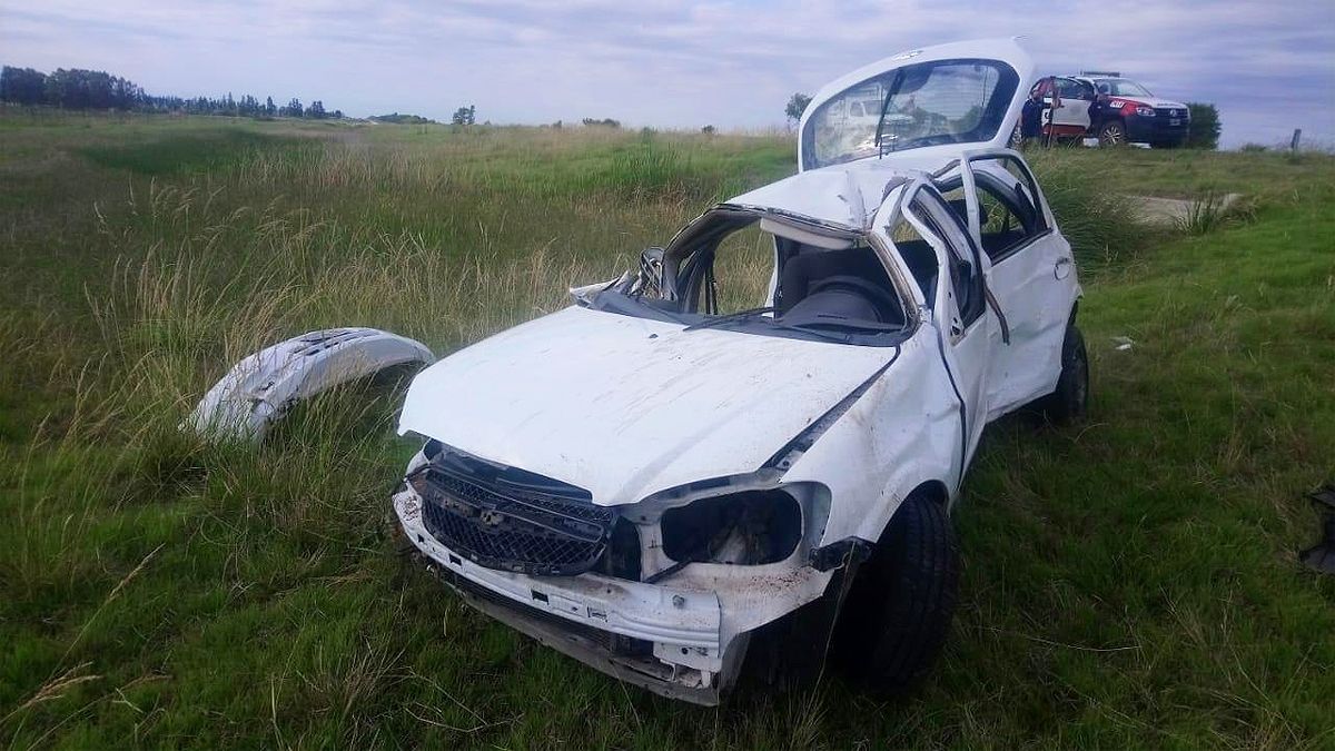 El Chevrolet Celta quedó severamente dañado. (Fotos: Radio Alcira Gigena)